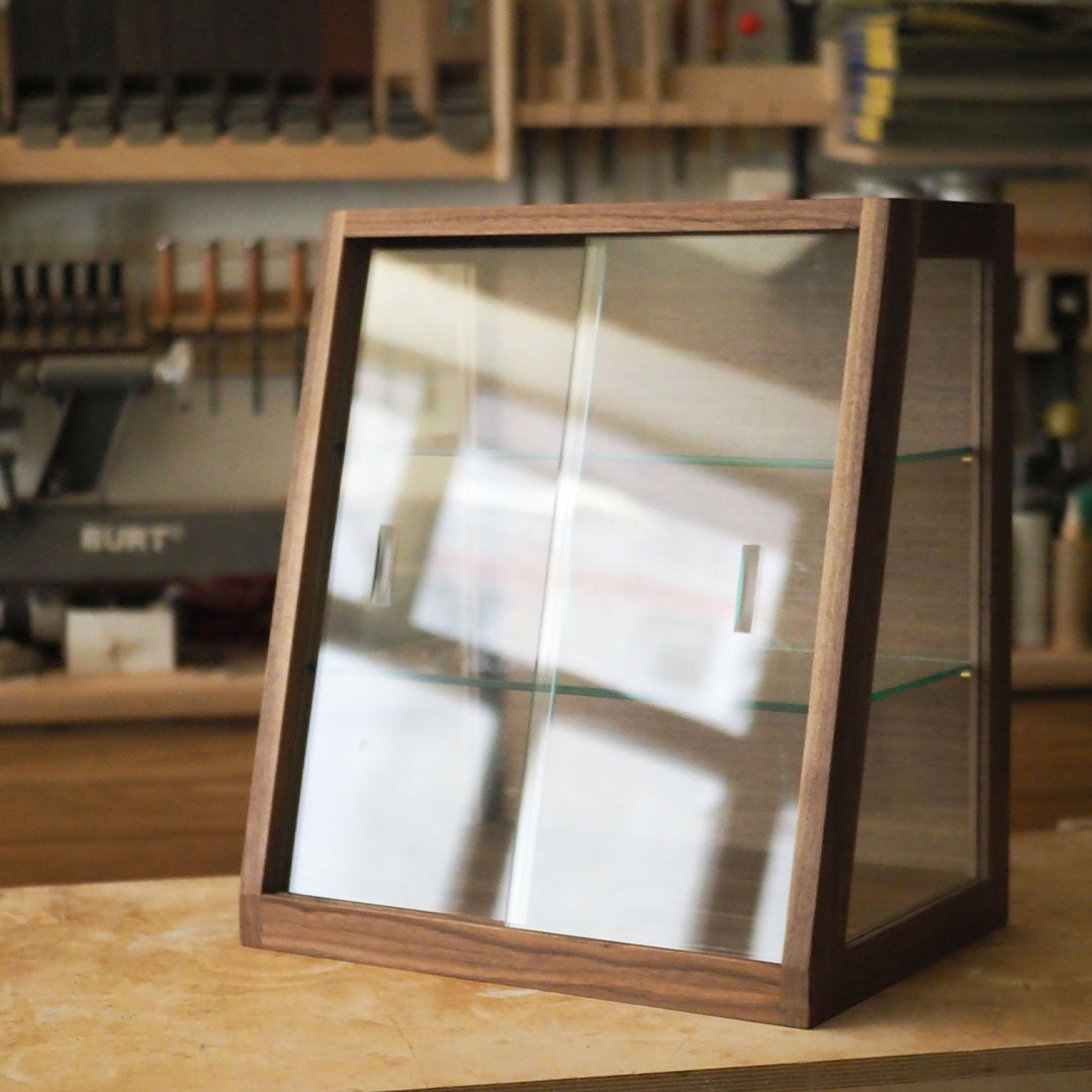 Black Walnut Cup Display Case 玻璃梯形陳列櫃 – Burumu Carpentry